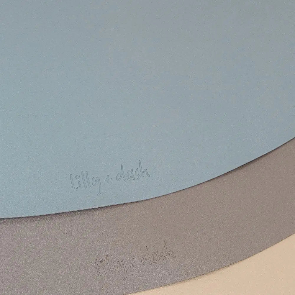 Dettaglio tovaglietta impermeabile per cani e gatti in pelle vegana blu, grigio e beige – Fridom
