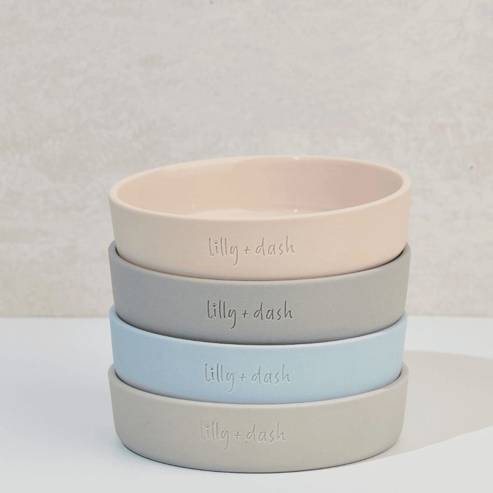 Ciotole per gatti in ceramica impilate nei colori rosa, grigio, azzurro e sabbia – Fridom