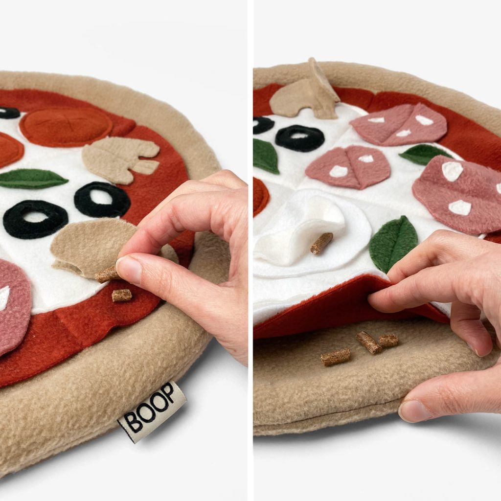 Dettaglio snuffolosa pizza olfattiva con snack nascosti sotto i topping in tessuto – Fridom

