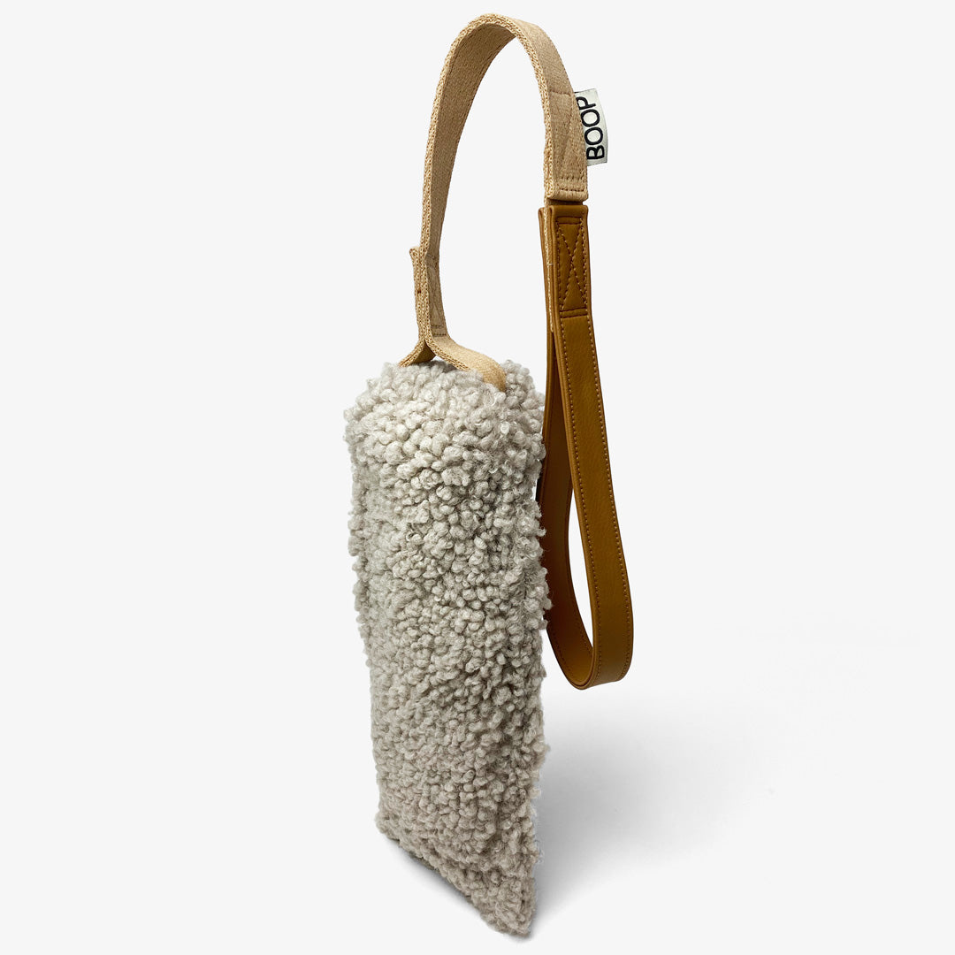 Gioco tira e molla per cani in tessuto bouclé beige con manico in pelle sintetica marrone – Fridom